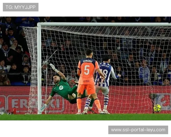 巴萨客战皇家社会五中门柱，雷米罗扑救后激动亲吻门柱