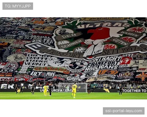 暖心一幕:球迷看台打出巨幅TIFO致敬退役老将